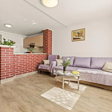 Karlo 604 Apartman Póla