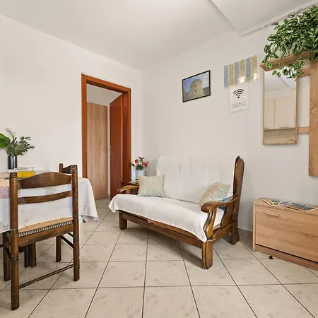 Karlo 604 Apartman Póla